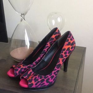 Leopard print peep toe pump